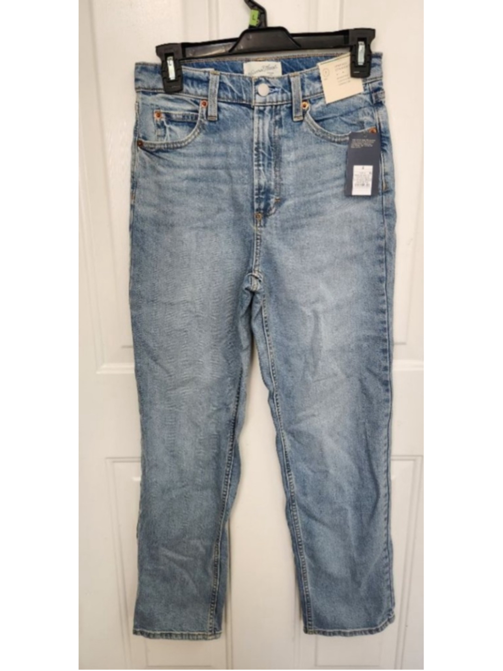 Universal Thread Blue vintage Straight Leg Hights rise Jeans Size 2